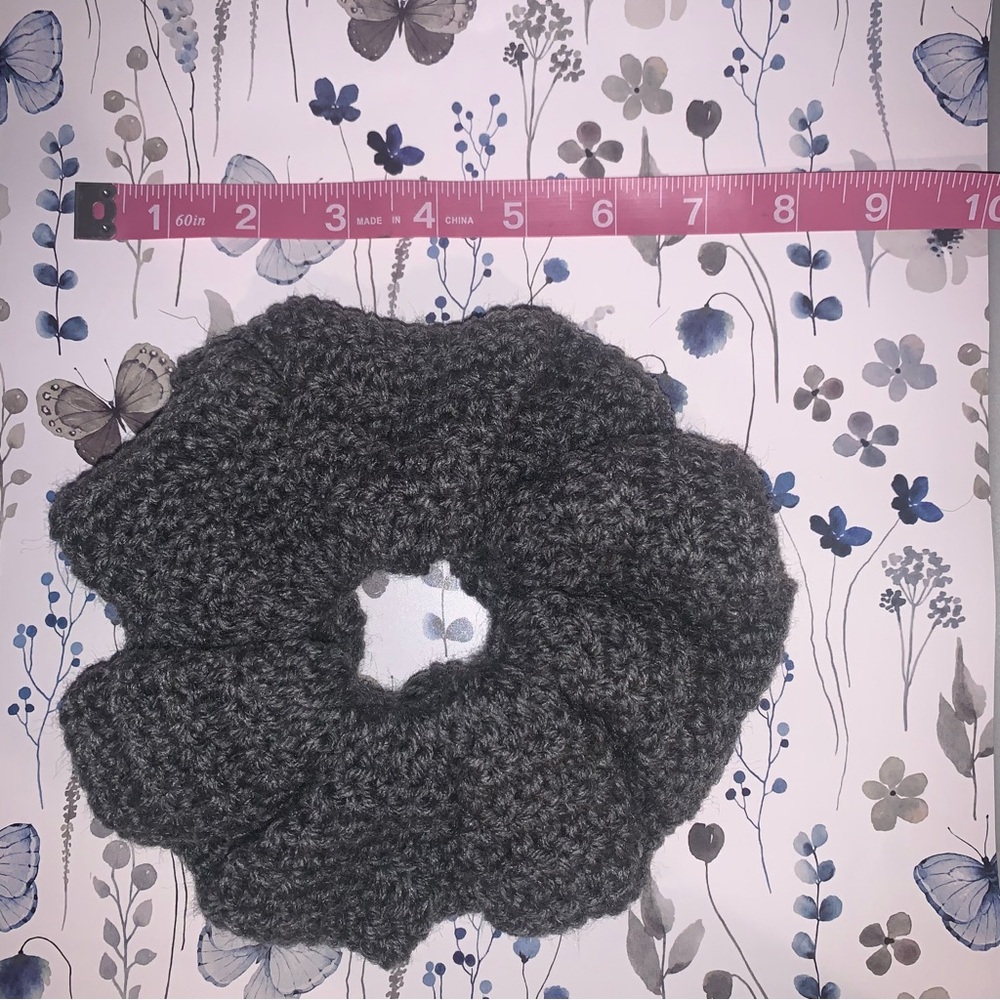Oversized, extra large, grey scrunchie - Picture 3 of 3